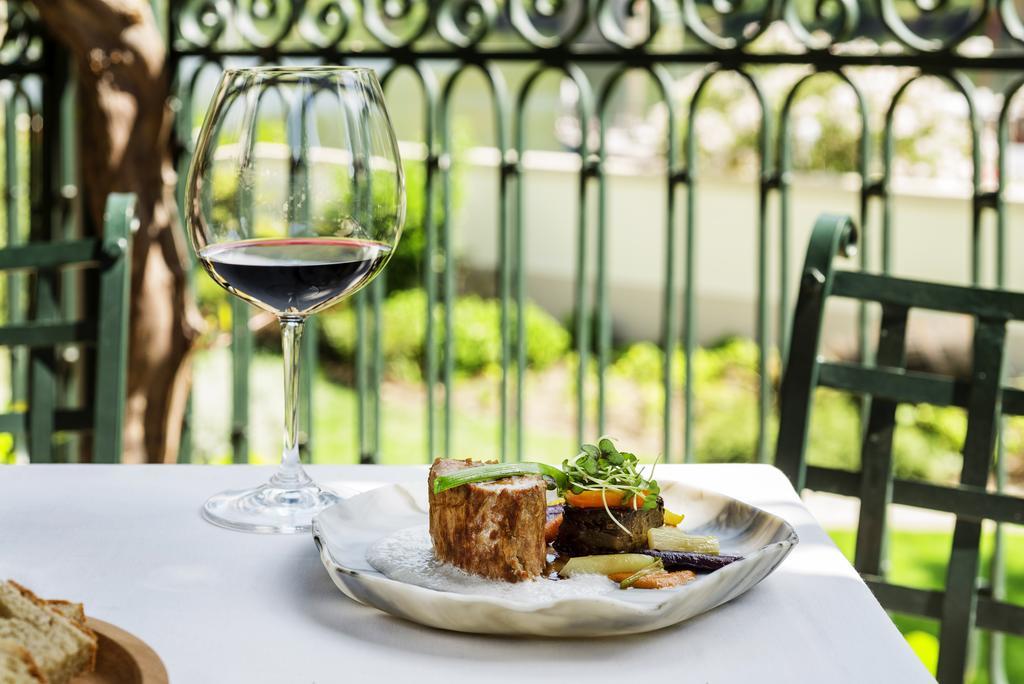 杜罗复古之家酒店 皮尼昂 外观 照片 A glass of wine and a plate of food