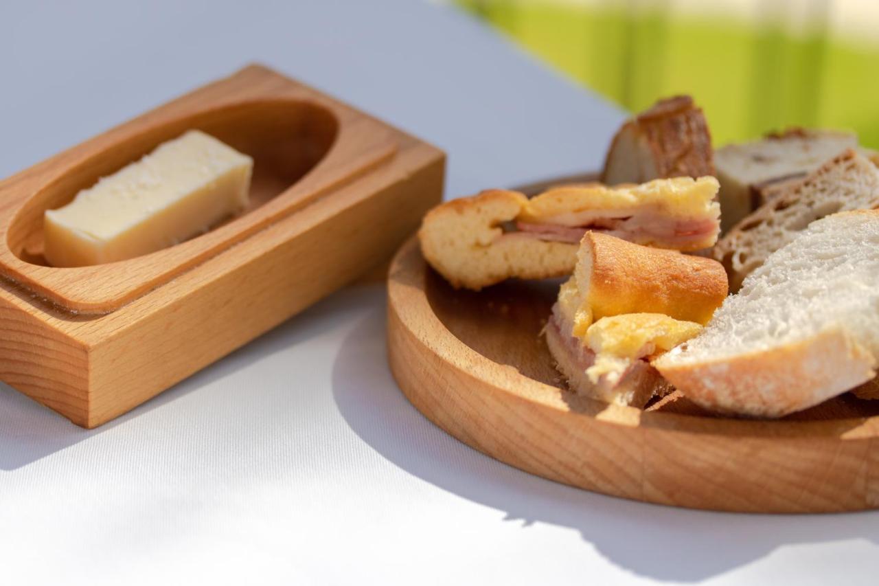 杜罗复古之家酒店 皮尼昂 外观 照片 A typical Italian bread with olive oil and ham