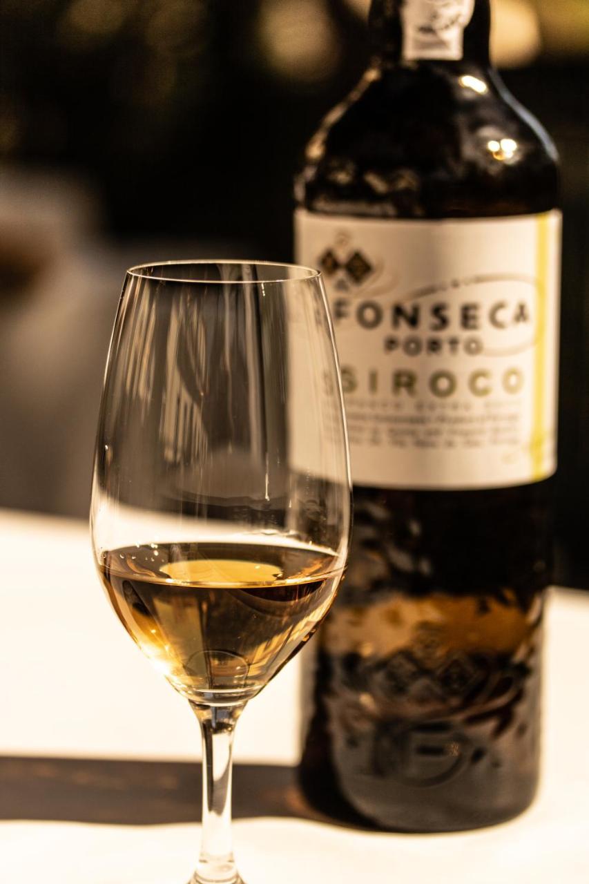 杜罗复古之家酒店 皮尼昂 外观 照片 A glass of white wine