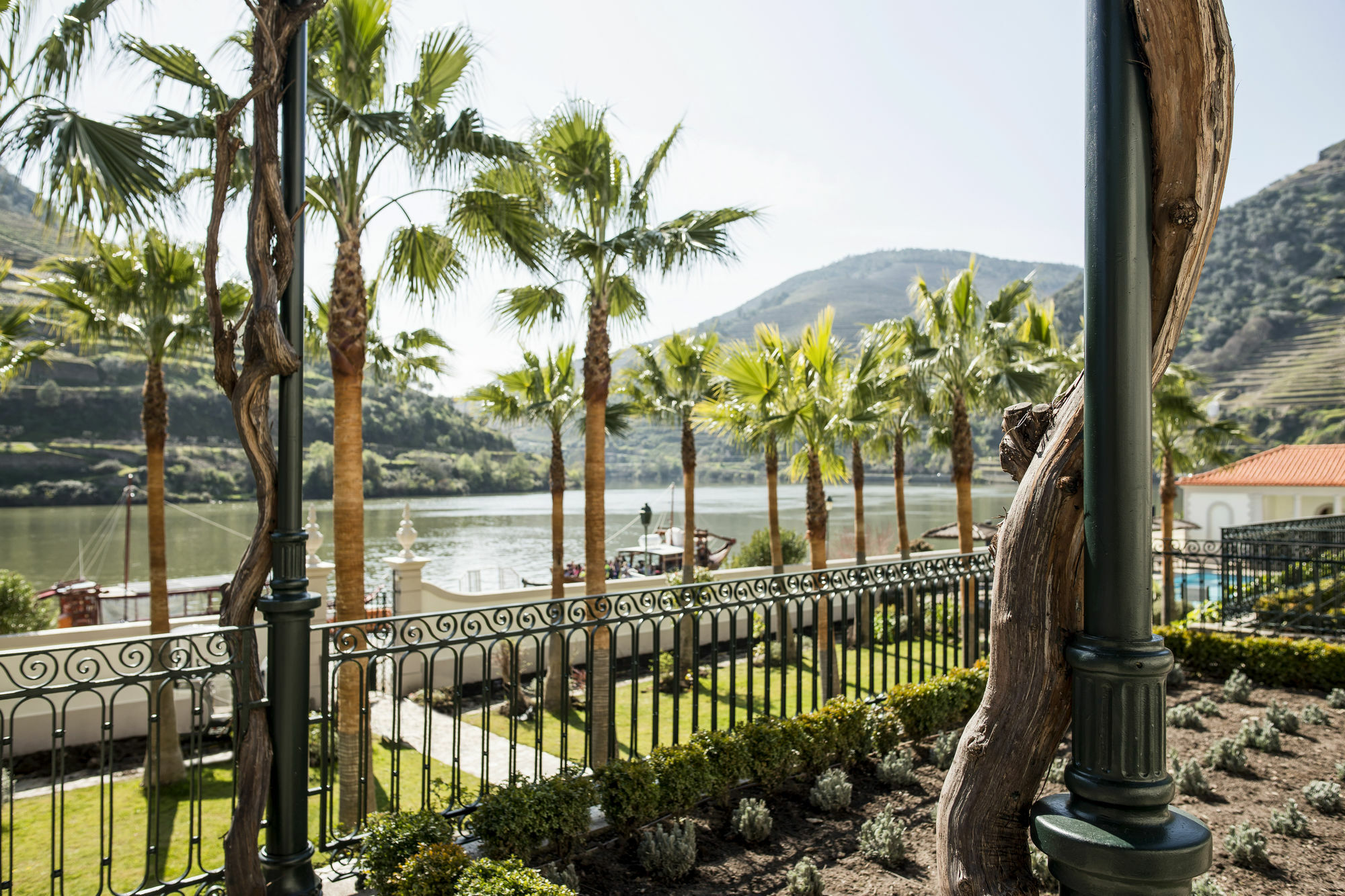 杜罗复古之家酒店 皮尼昂 外观 照片 The lake at the center of the resort